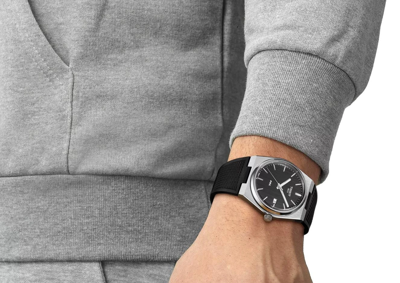 Кварцевый Tissot PRX на запястье