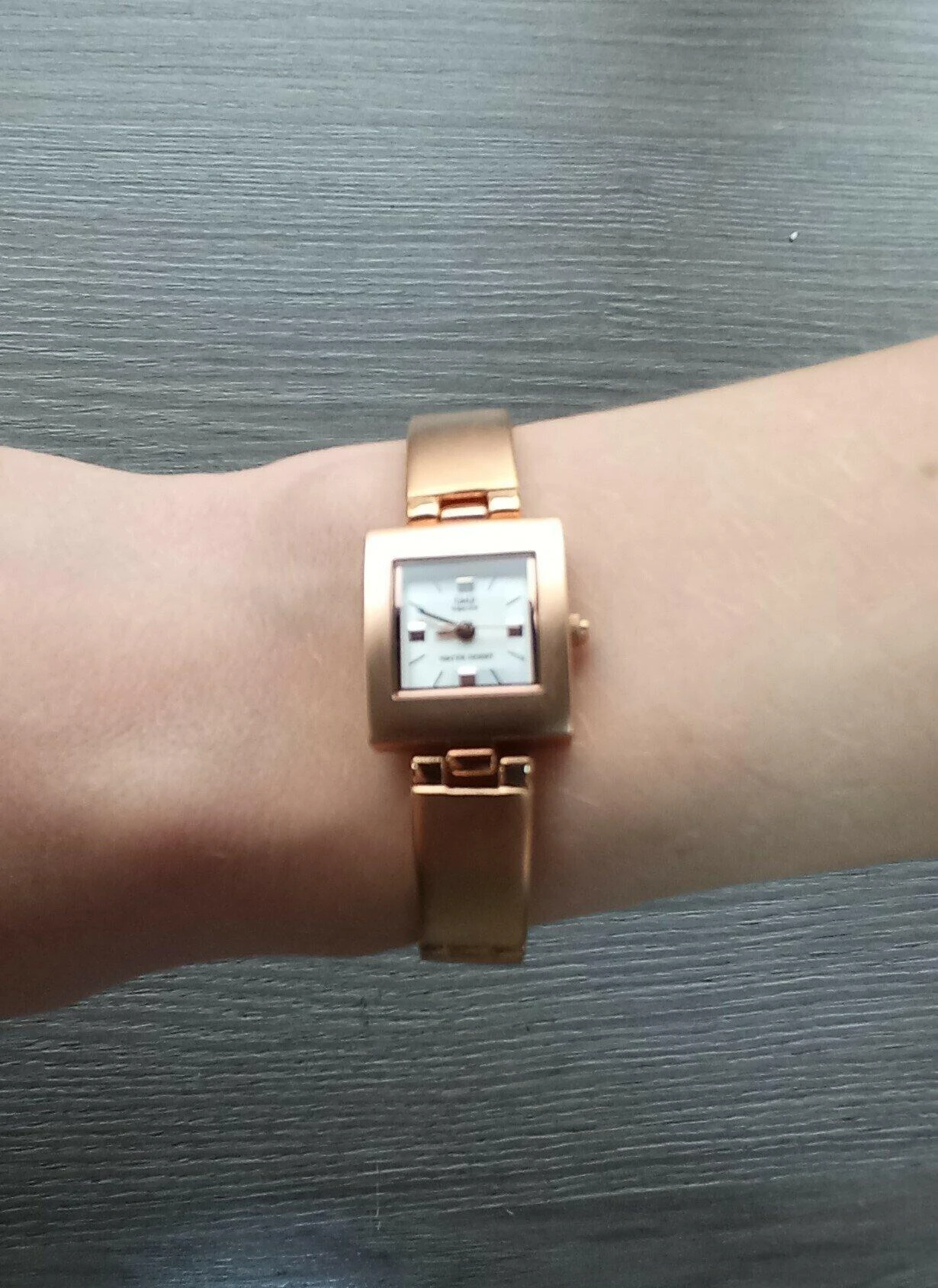 Q&Q Attractive Women K225J800Y