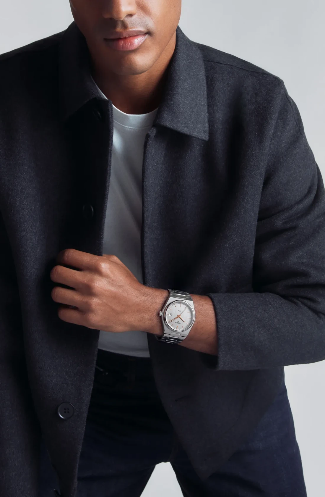 Часы Tissot PRX 40 мм на запястье